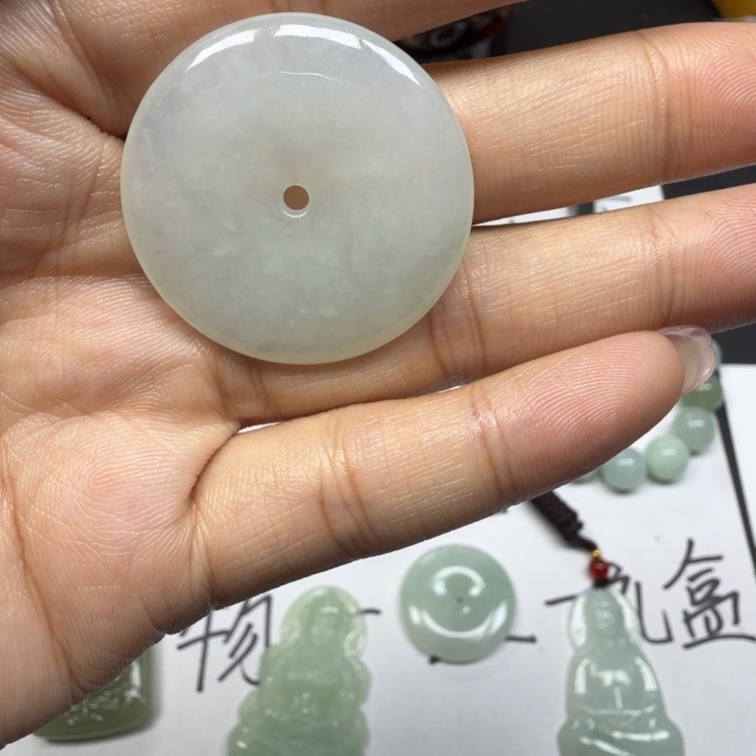 翡翠未镶嵌颈饰。。