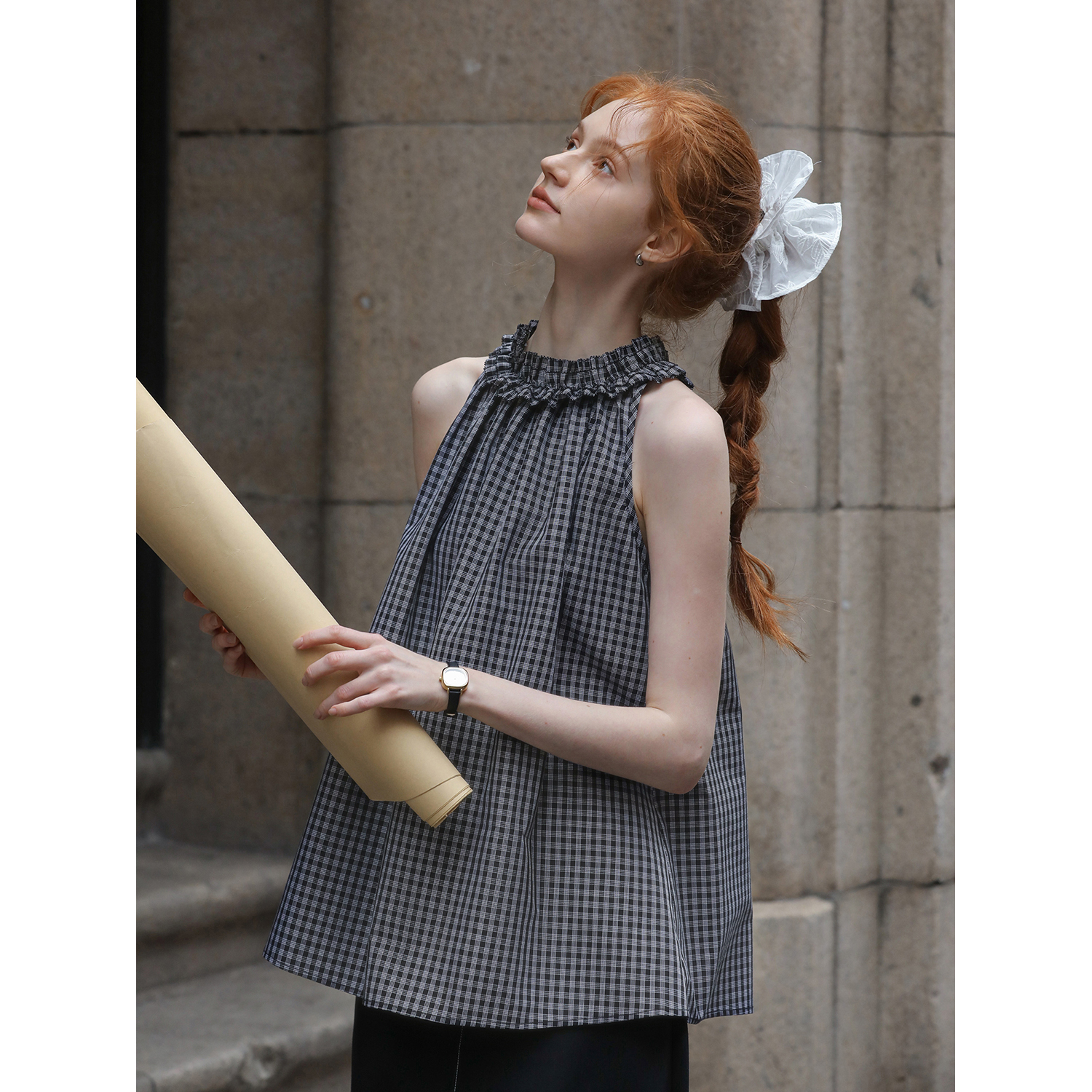 《王雪糕专属》MELLIIY 简约木耳边挂脖无袖露肩格纹小衫138250225