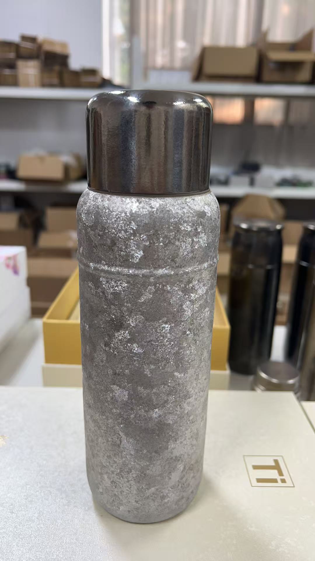 《瑕疵保温600ml一道杠闷茶杯》双层纯钛家用户外锤纹水杯便携茶道