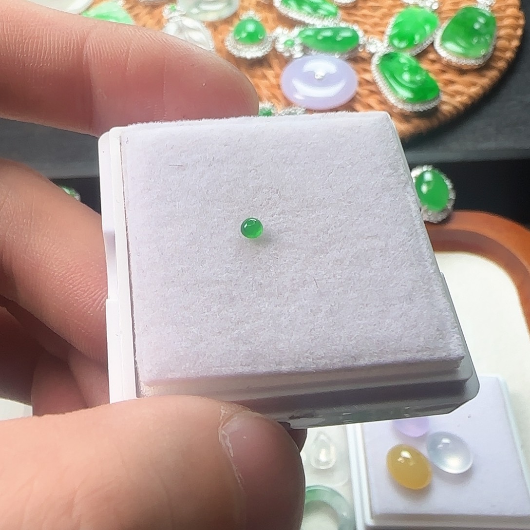 木***嘛翡翠散珠冰阳绿蛋面