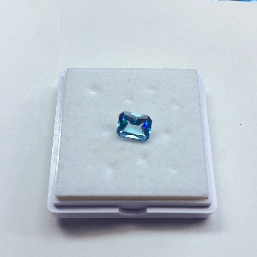 托帕石裸石未镶嵌精美雷迪恩切工8×10毫米圣玛利亚色