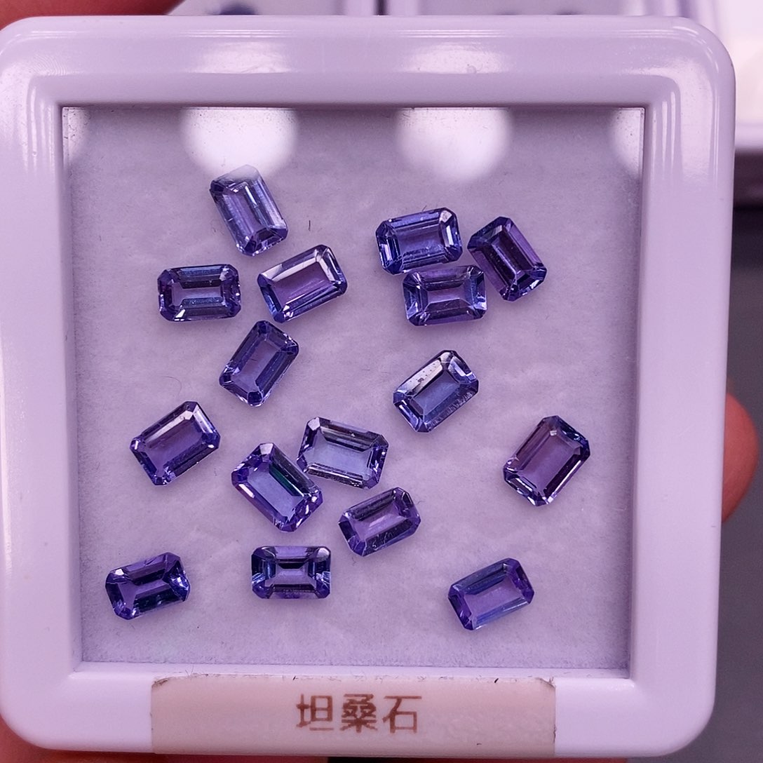 未镶嵌裸石坦桑石160一粒，仅供展示，挑好上定向