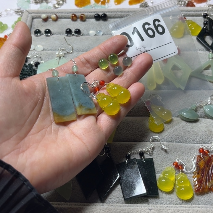 依***0蛇纹石玉合金耳饰