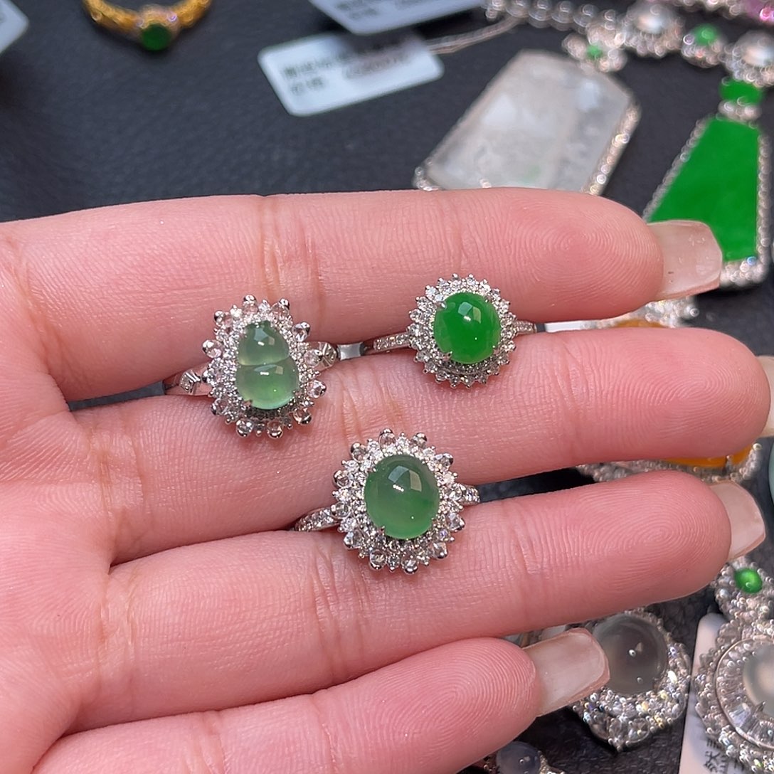 翡翠戒指18K金镶嵌静****过蛋面葫芦