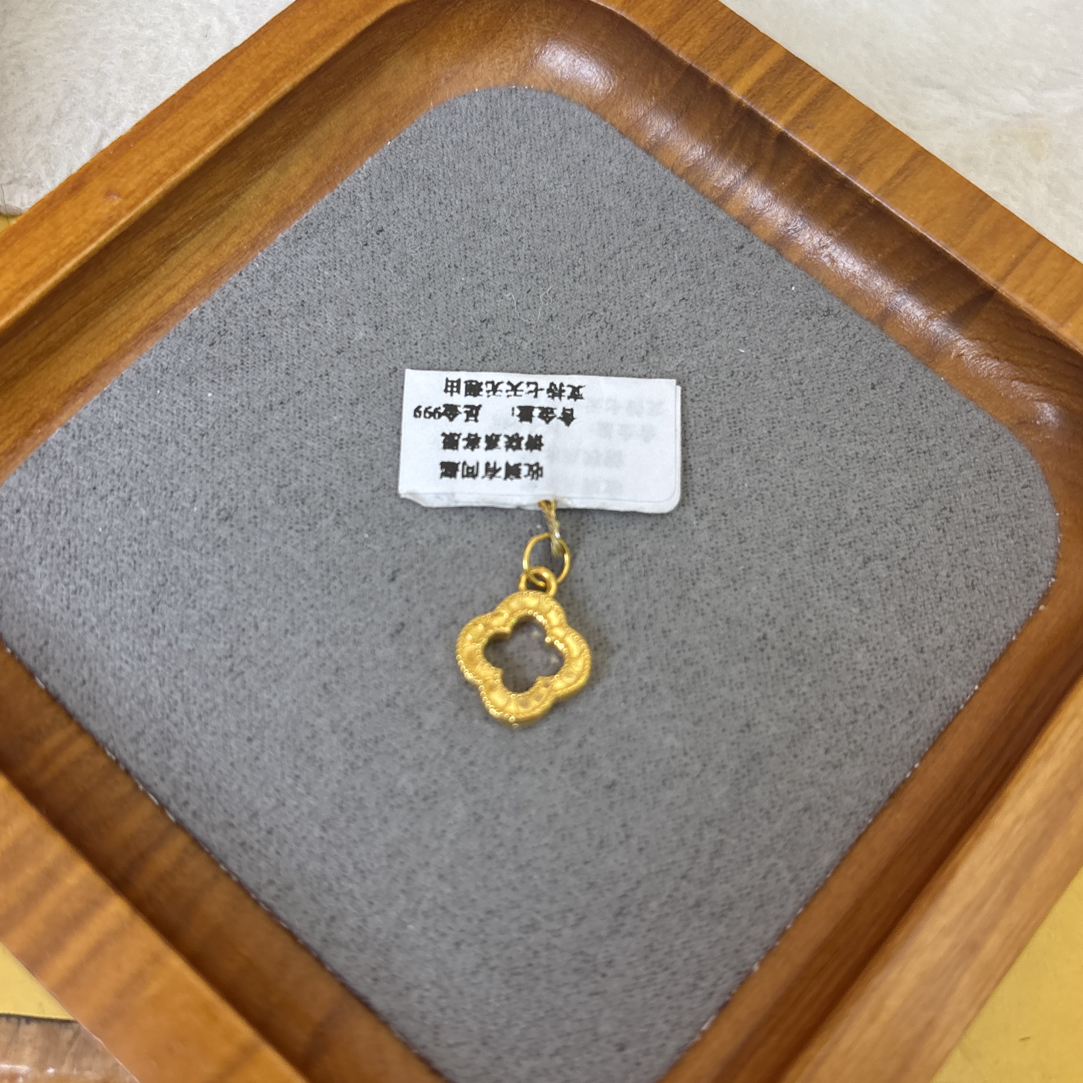 B028四叶草提溜碎冰足金999吊坠