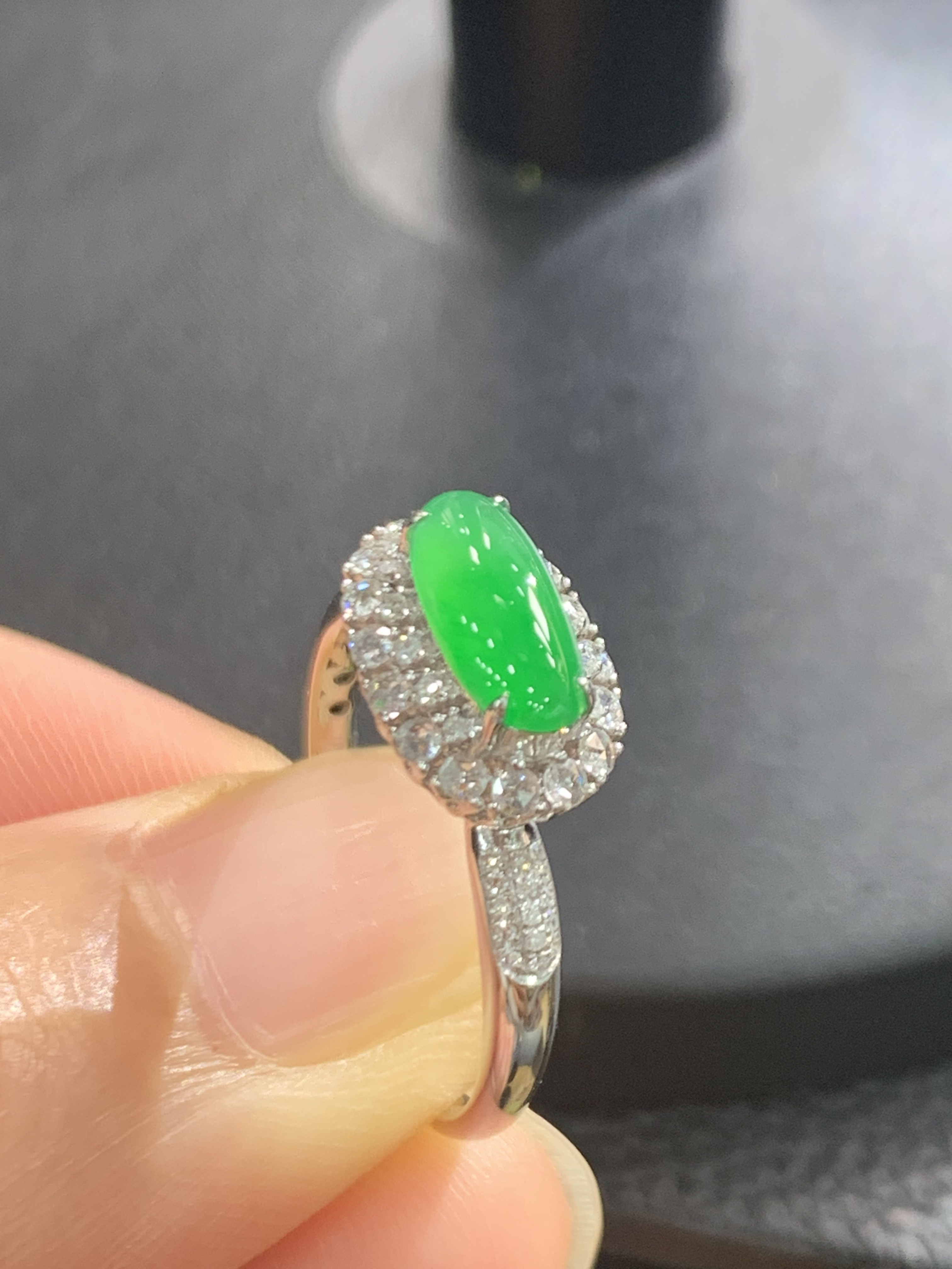 18K金镶嵌缅甸A货翡翠帝王绿满钻戒指冰种满绿马鞍戒指气质豪华