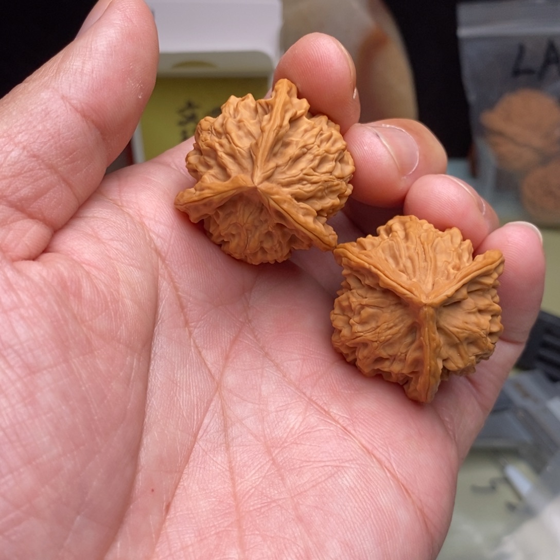 张***7吊坠桃核盘山三棱老丁