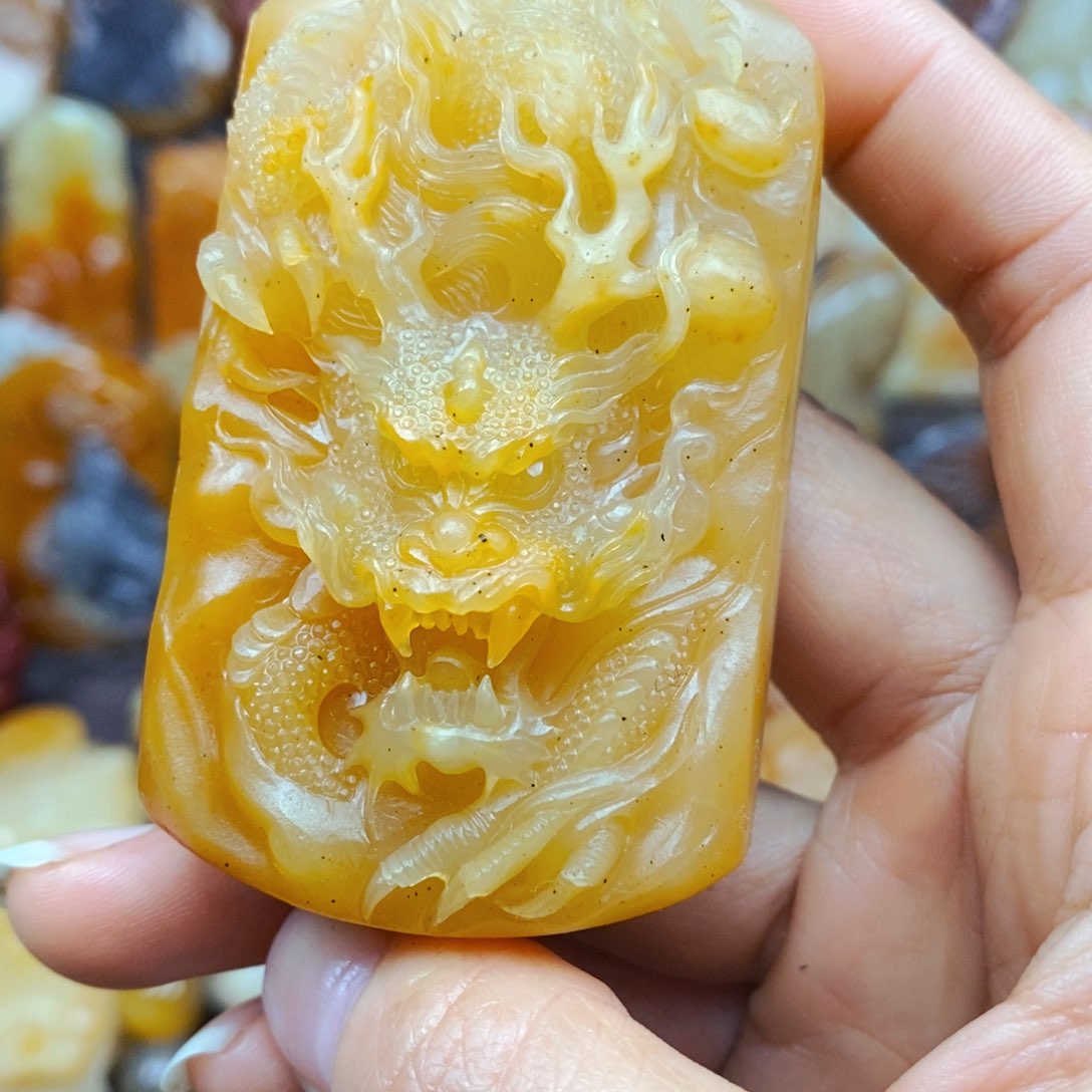 石英质玉（黄龙玉）颈饰未镶嵌