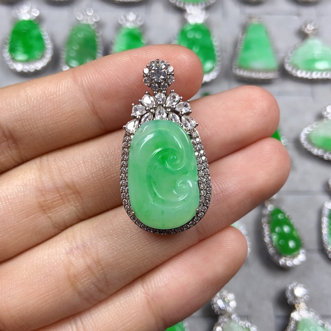 翡翠未镶嵌颈饰如意