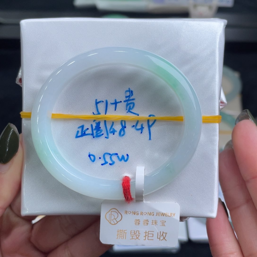 翡翠手镯未镶嵌?**糖翡翠手镯