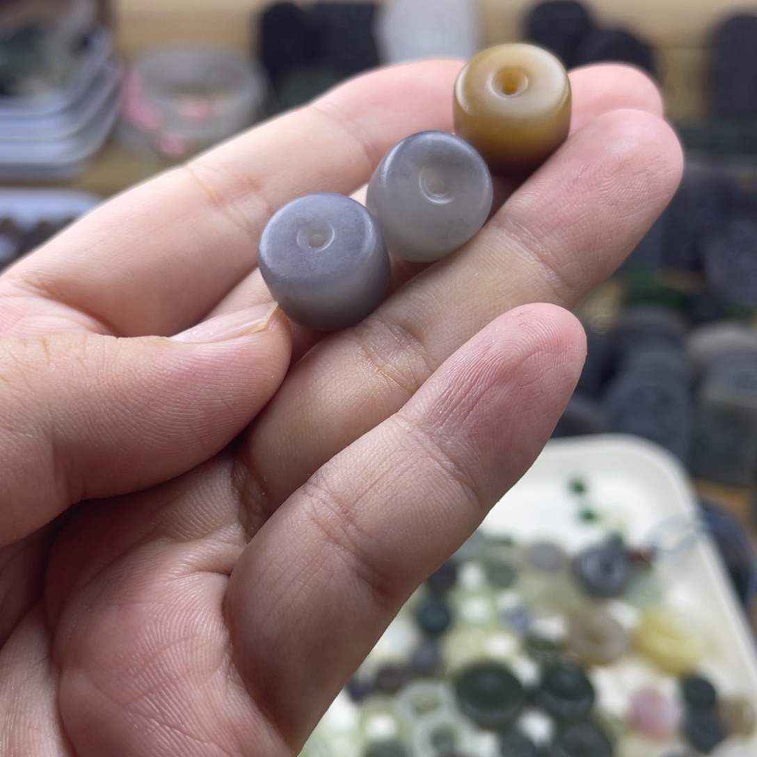 和田玉未镶嵌颈饰诗*