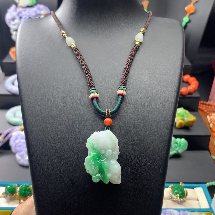 翡翠颈饰未镶嵌翡翠貔貅