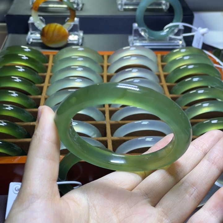 蛇纹石玉手镯未镶嵌60