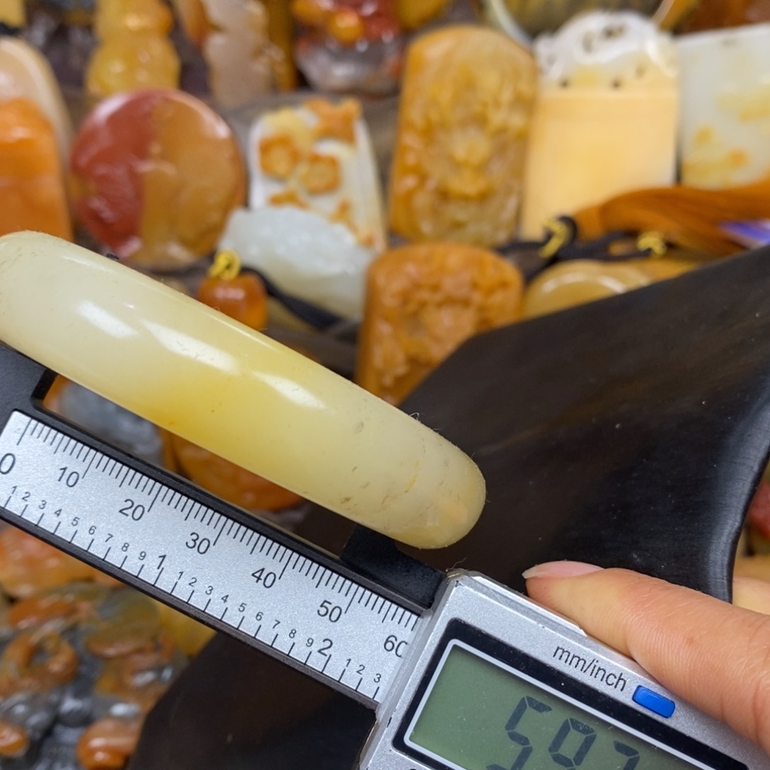 石英质玉（黄龙玉）颈饰未镶嵌