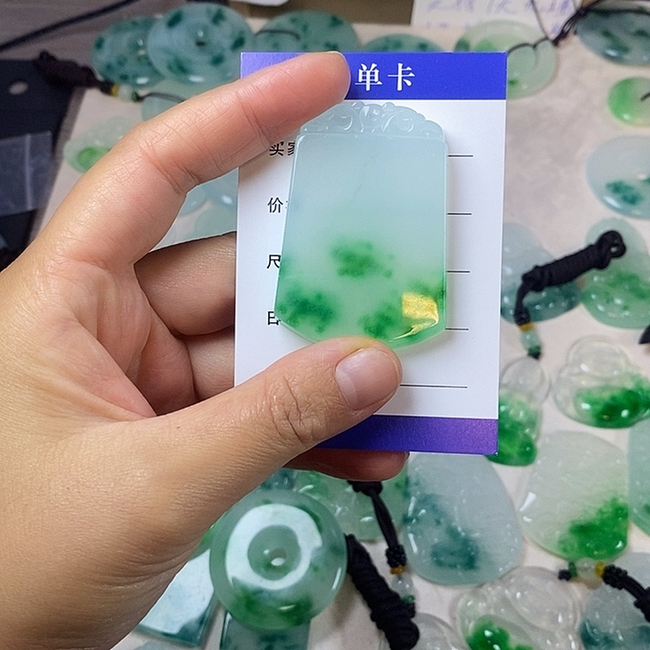 翡翠未镶嵌颈饰无事牌