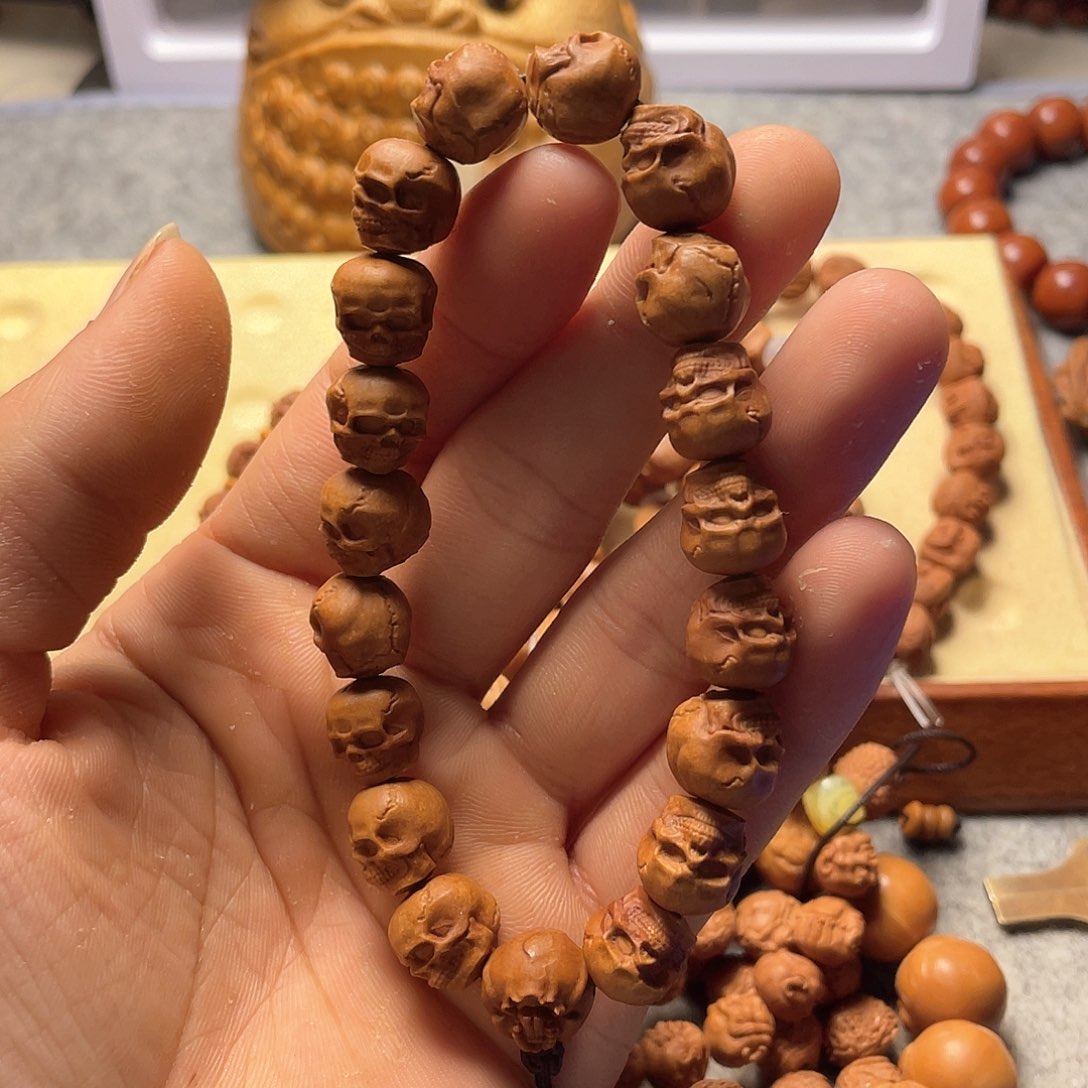 龙纹桃核雕刻骷髅头