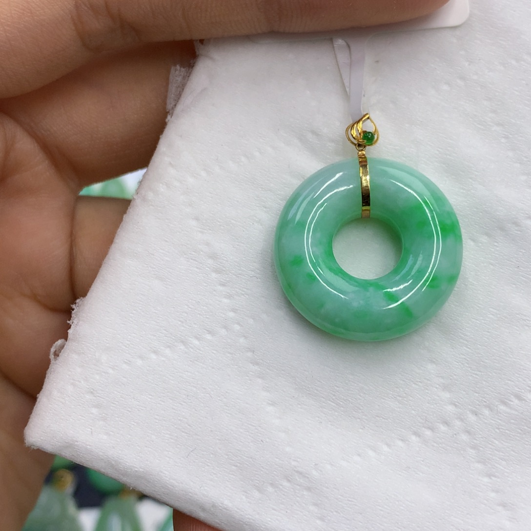 翡翠18K金镶嵌颈饰