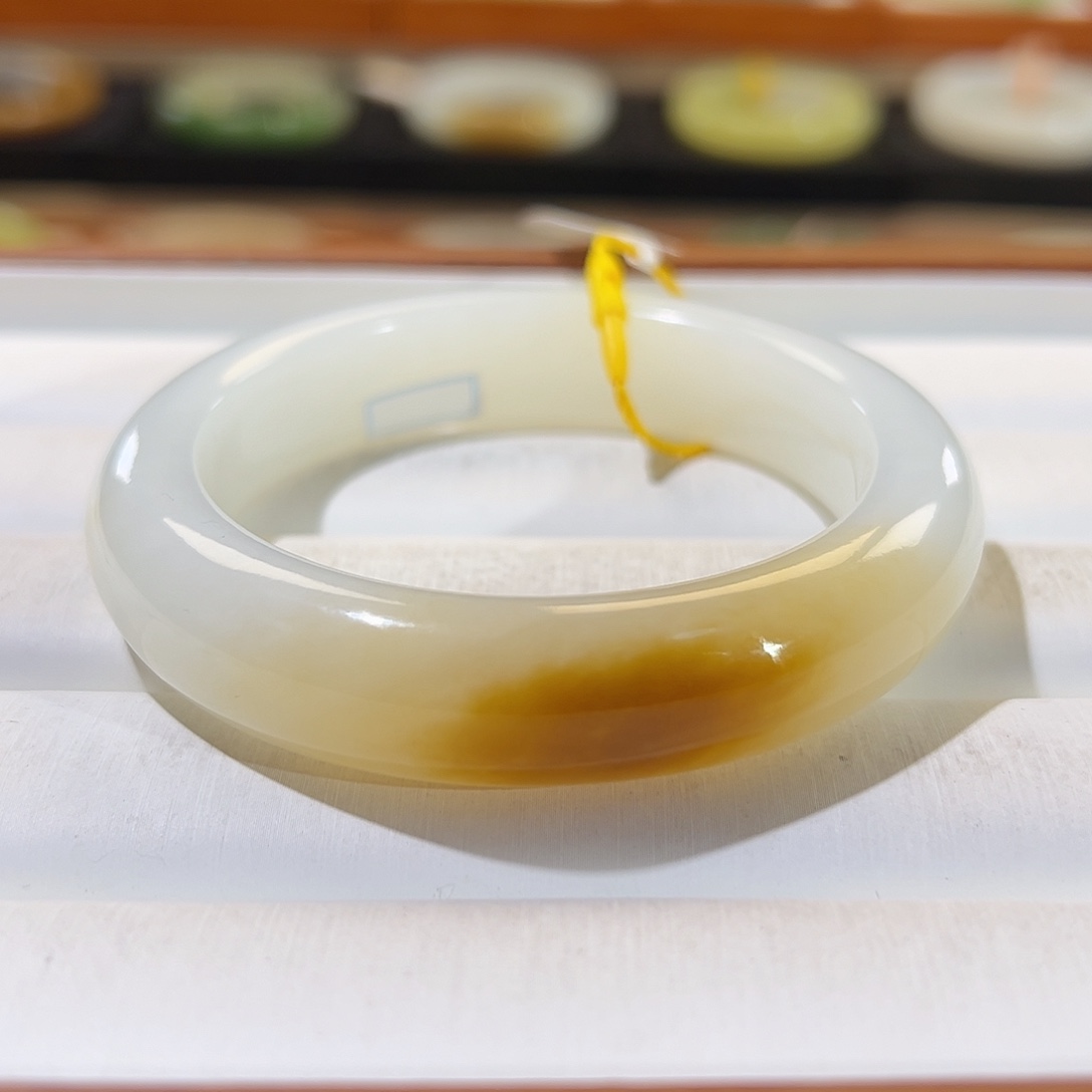 和田玉手镯未镶嵌羊脂白带一口红糖轮胎镯