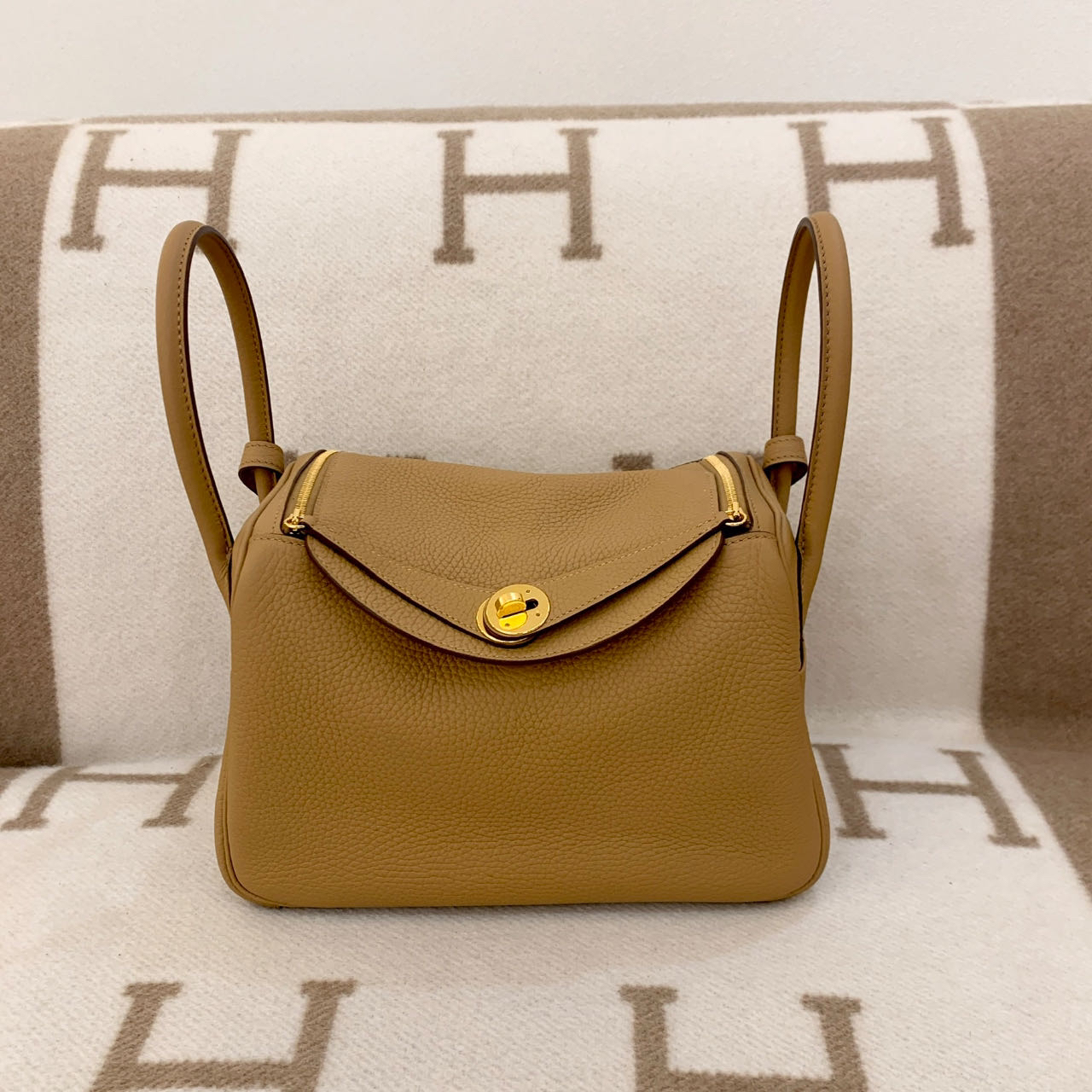 99新 Hermes/爱马仕 lindy 26 B tc皮 饼干色手提包po0703a0 