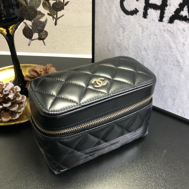 95新 Chanel/香奈儿 黑金菱格纹手拿盒子包 底长14 22开带盒