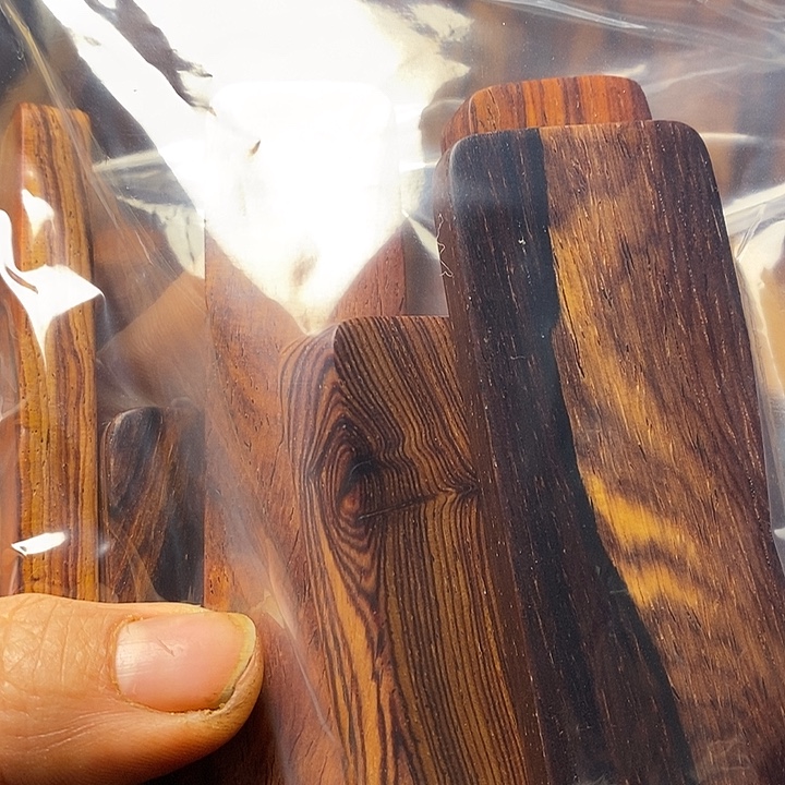 亮***哥大叶紫檀（黑酸枝木类）