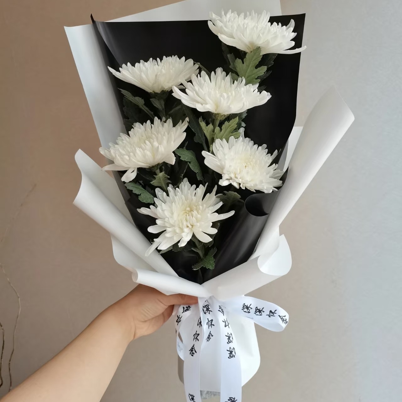 顺丰京东包邮。5支A级。白菊花束，同品质买贵包退，一单也包邮。