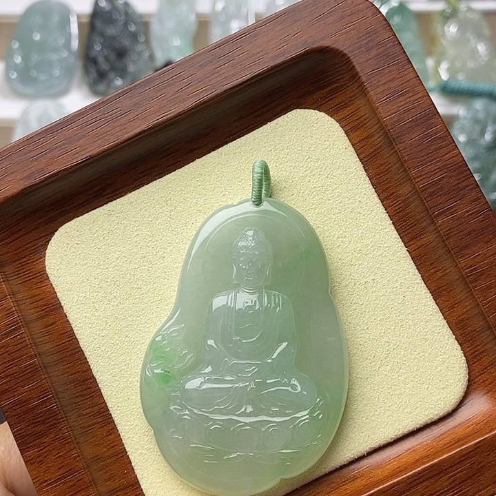 翡翠未镶嵌颈饰大日如来