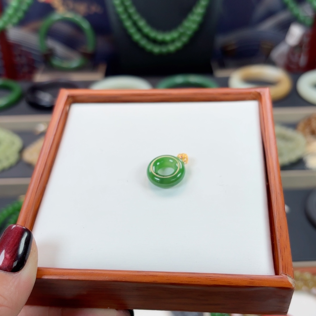 和田玉吊坠18K金镶嵌