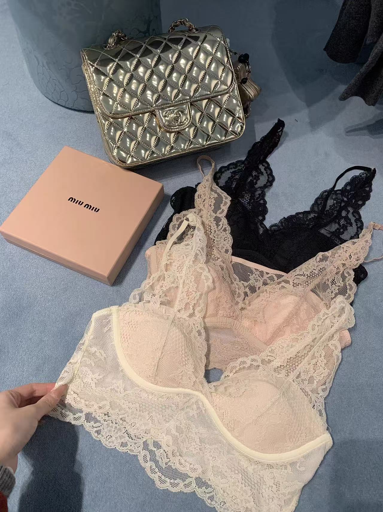 精美蕾丝胸衣一件