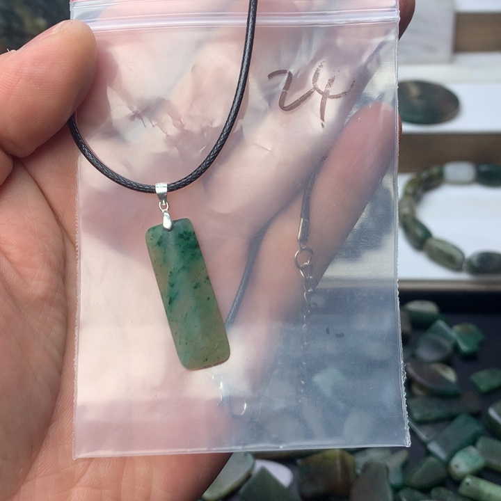 丫***丫独山玉未镶嵌颈饰