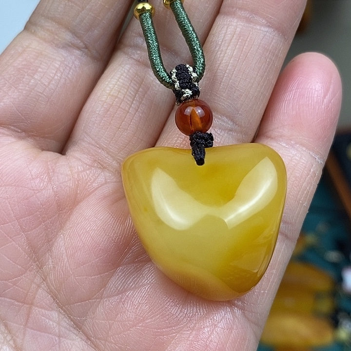 蜜蜡未镶嵌裸石吊坠