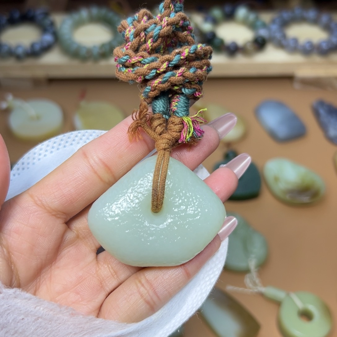 颈饰未镶嵌和田玉豪*。