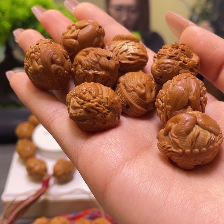 她***。橄榄核吊坠橄榄核雕