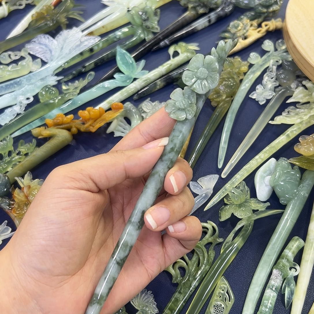 蛇纹石玉未镶嵌梅花