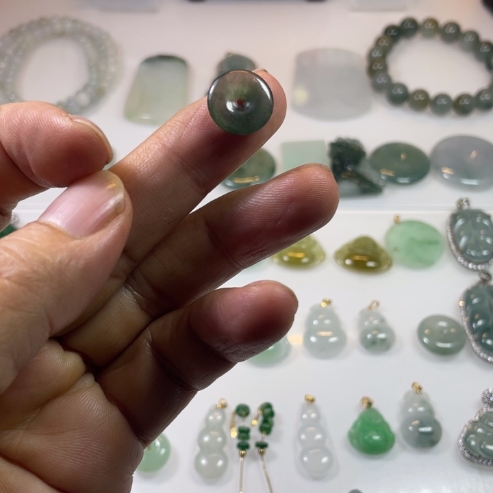 翡翠未镶嵌颈饰送绳子