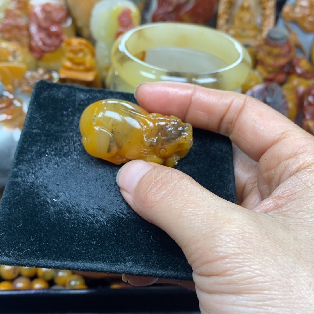 未镶嵌石英质玉（黄龙玉）颈饰