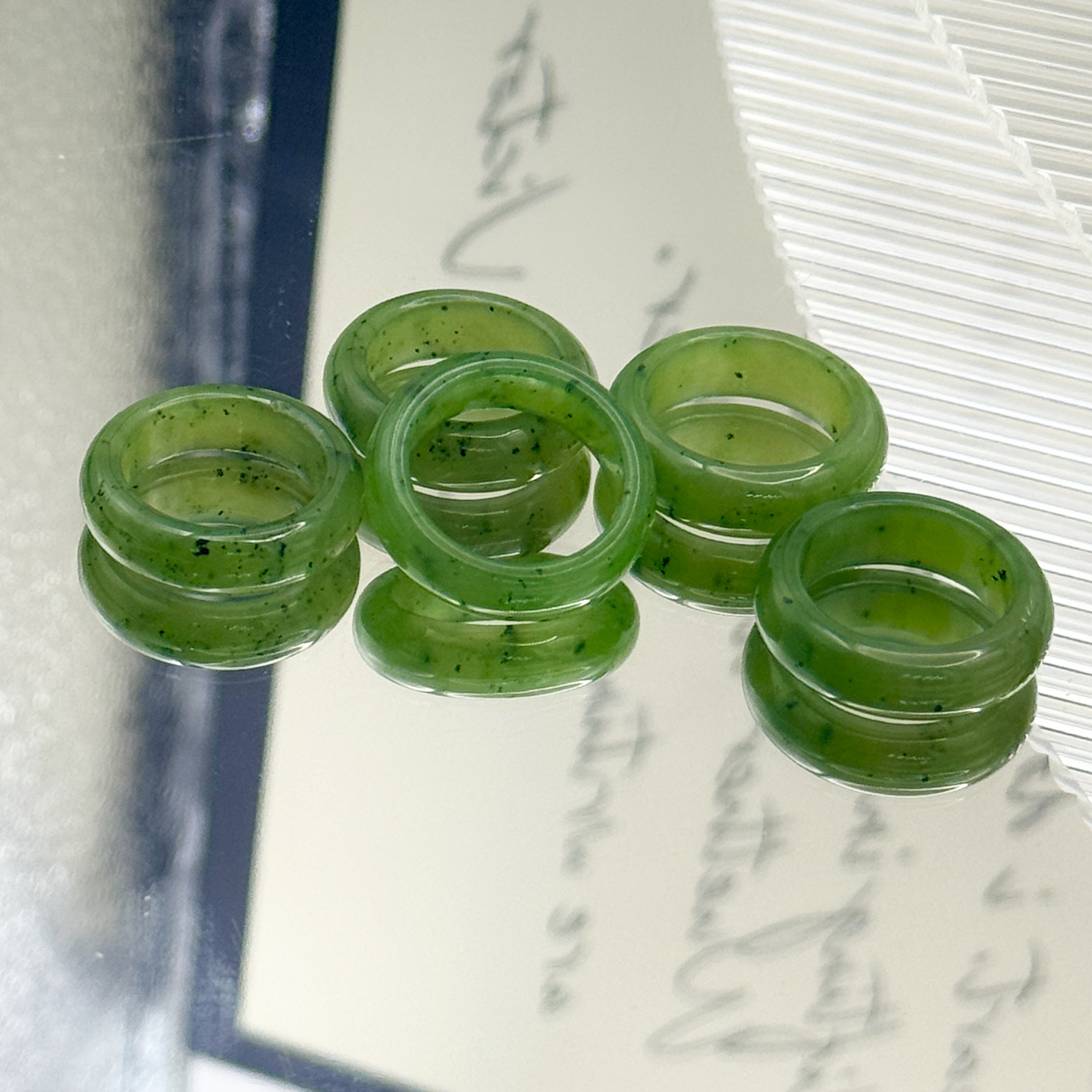 ZBG0470乌兰海猕猴桃和田玉戒指（天然珠宝多样性发其一）