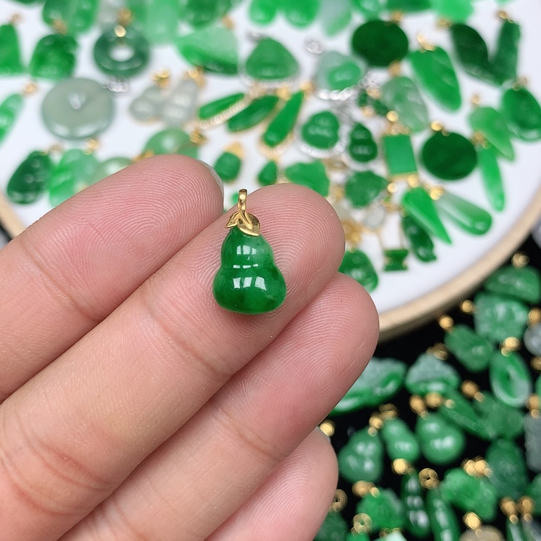 翡翠颈饰18K金镶嵌我***座小巧精美飘辣绿葫芦