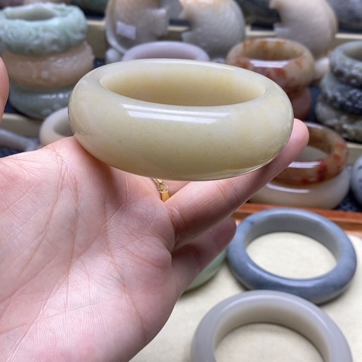 石英岩玉手镯未镶嵌