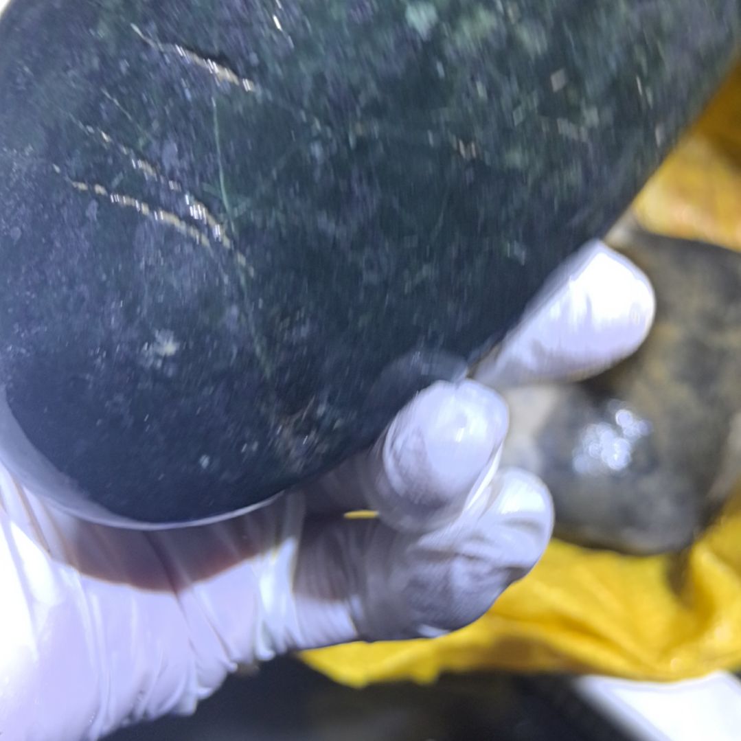 随***9藏玉药王石原石一个摆件