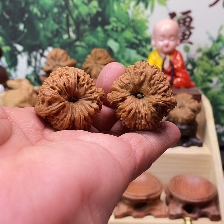 文玩核桃吊坠昀****均拉丝凹底南疆石