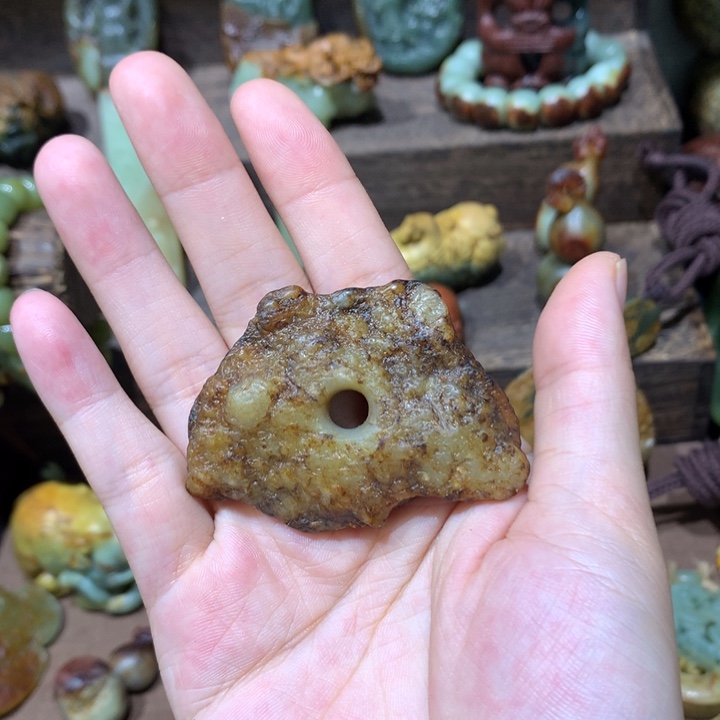 未镶嵌岫岩河磨玉（透闪石质玉）挂件