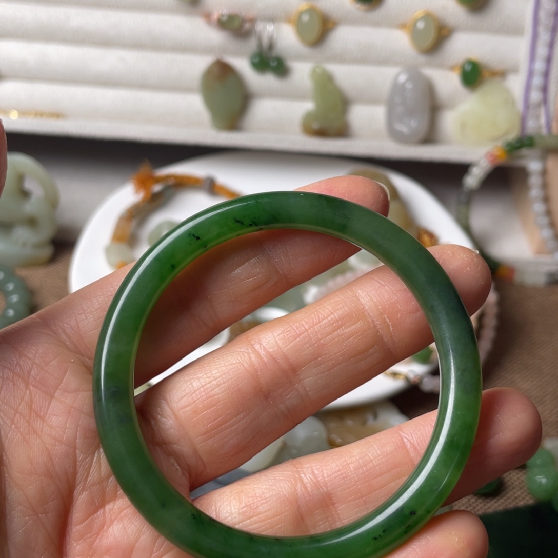 和田玉未镶嵌手镯