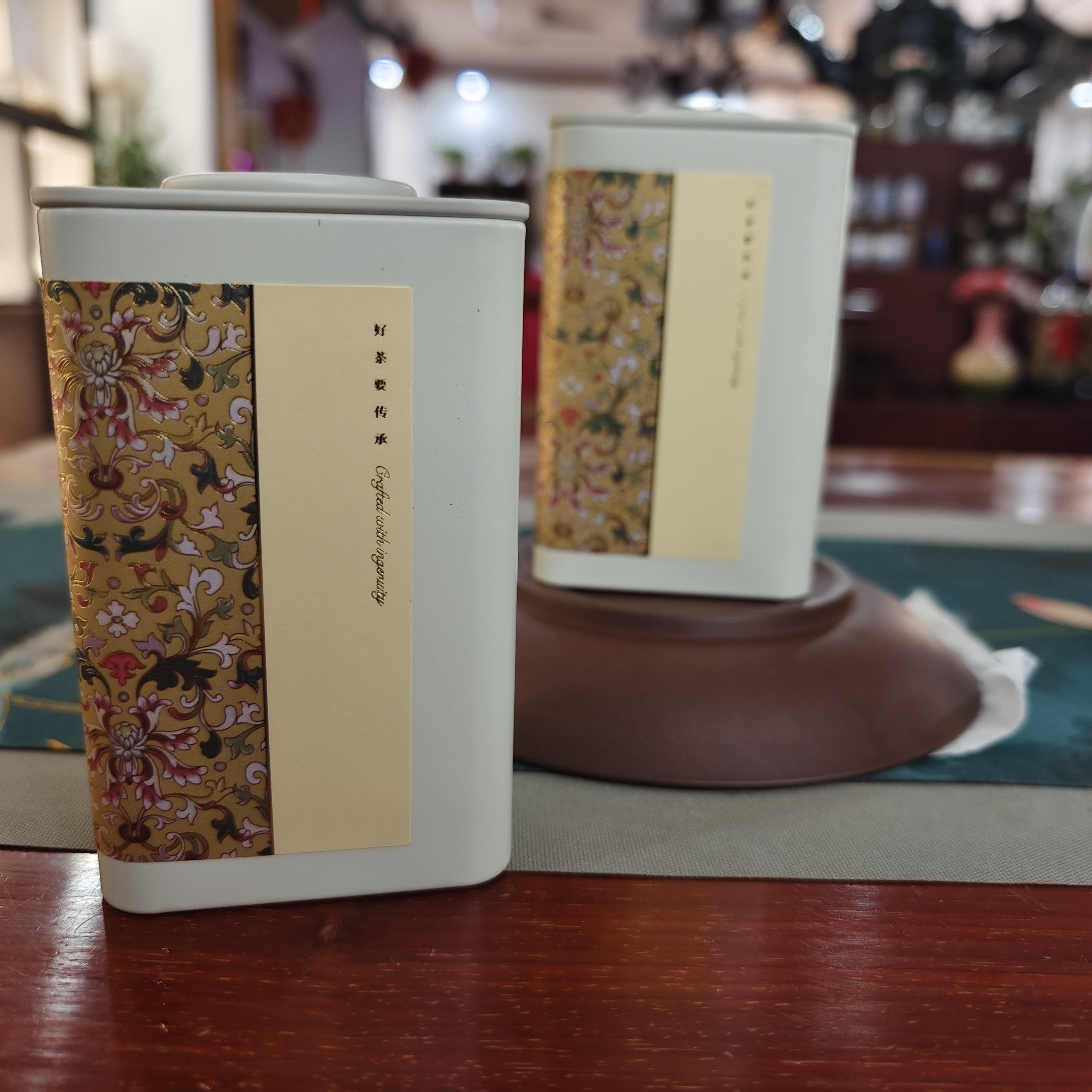 祁门红茶群芳最，清誉高香不二门。祁门红茶香名远播。