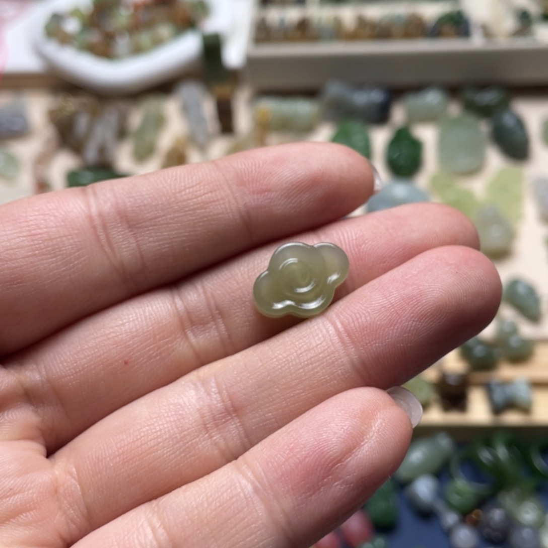 +***乖和田玉未镶嵌颈饰