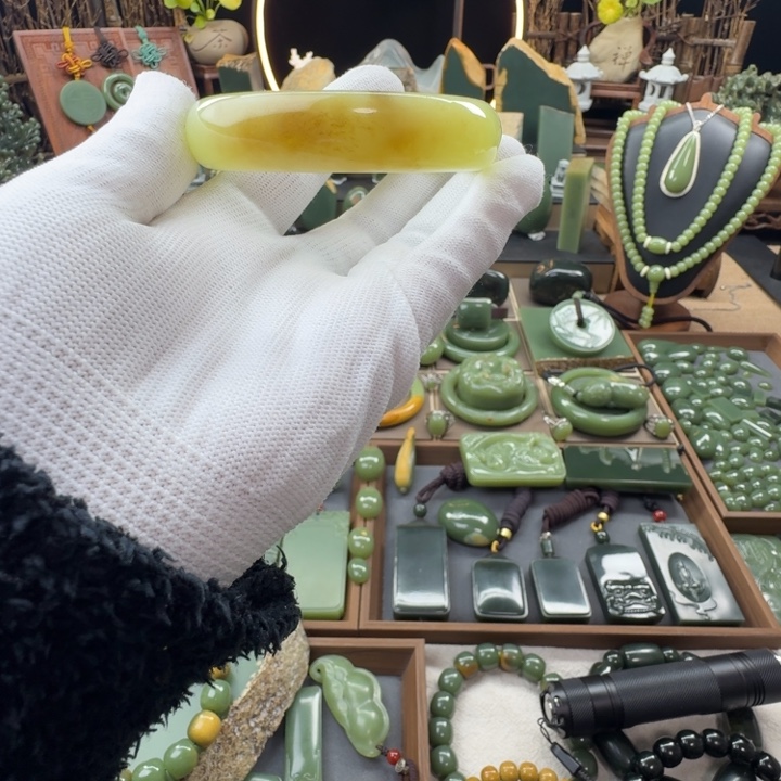 停***間岫岩老玉（透闪石质玉）未镶嵌手镯
