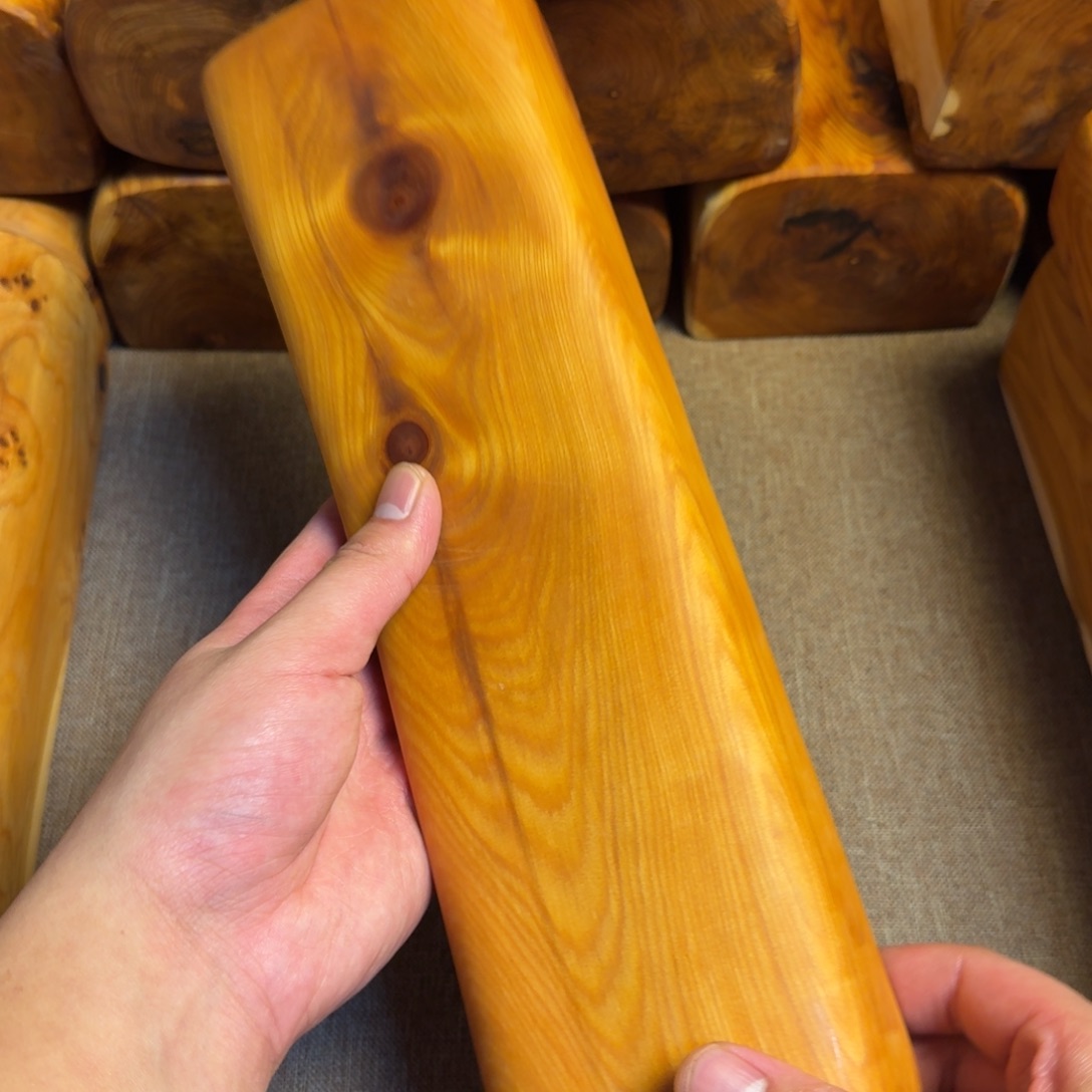 红****实木竹炭崖柏黑油颈椎枕。全红芯款