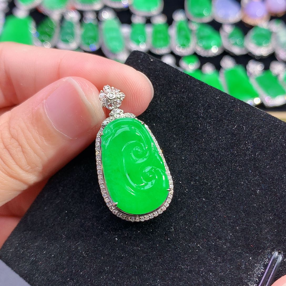 翡翠18K金镶嵌颈饰