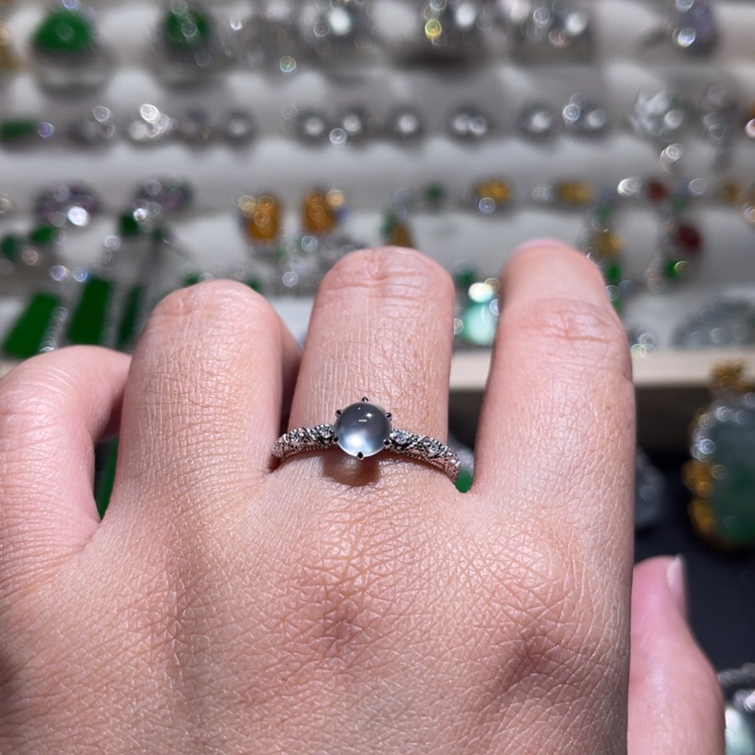 翡翠戒指18K金镶嵌玻璃种冰蛋