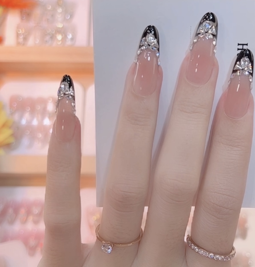 【黑金法式】高级感法式爆闪黑色碎钻显白手工穿戴甲秋冬气质美甲